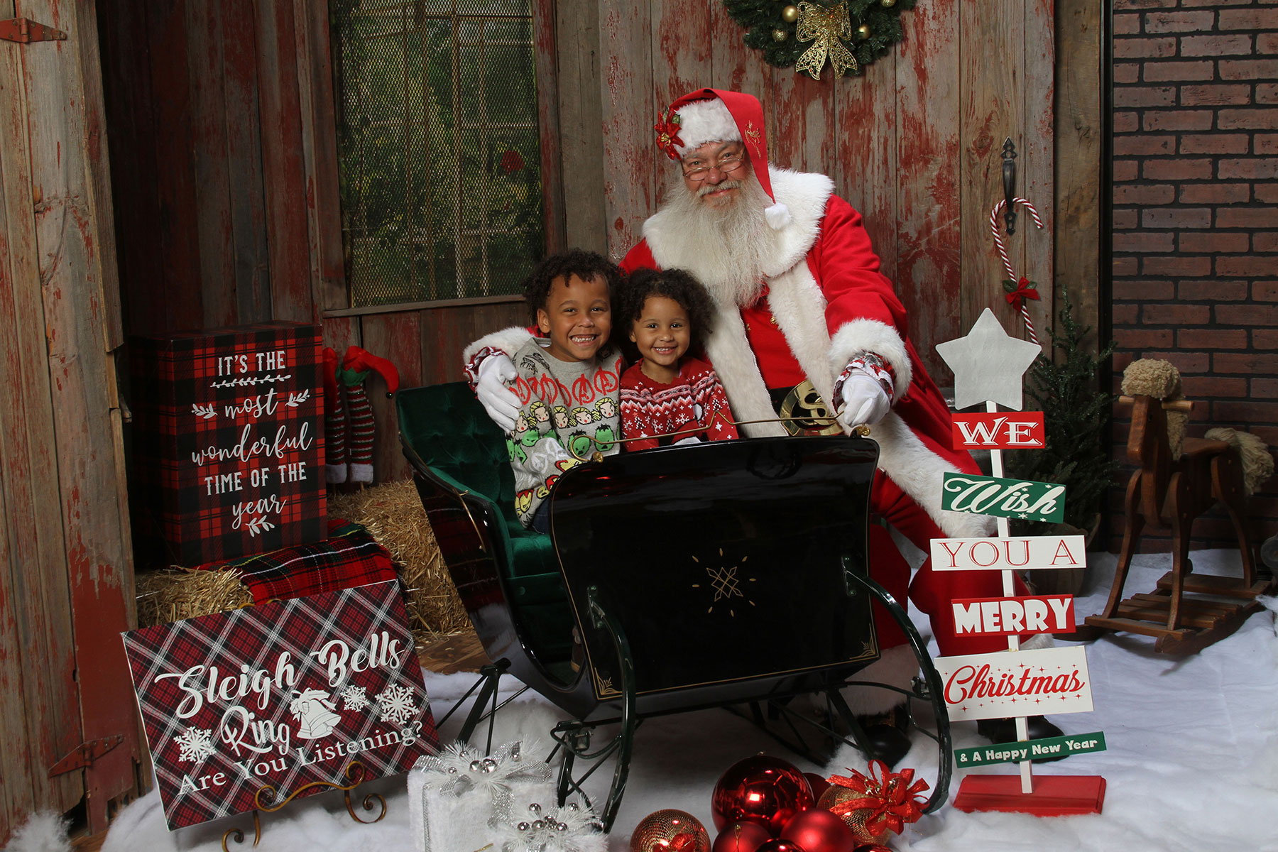 Santa's sleigh and reindeer in a barn set for Christmas mini photo sessions at Kurt Nielsen Photography