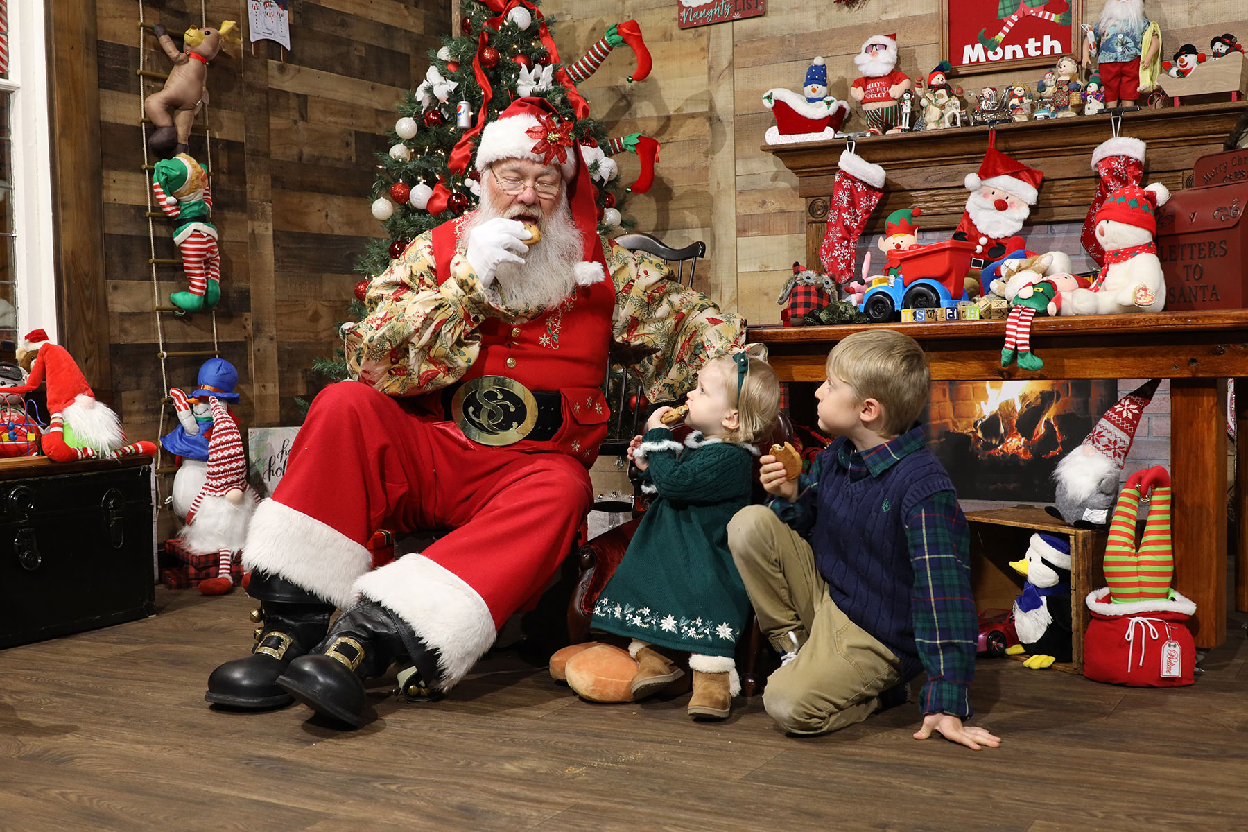 Christmas mini photo sessions with Santa at my Sylvania Ohio Portrait Studio