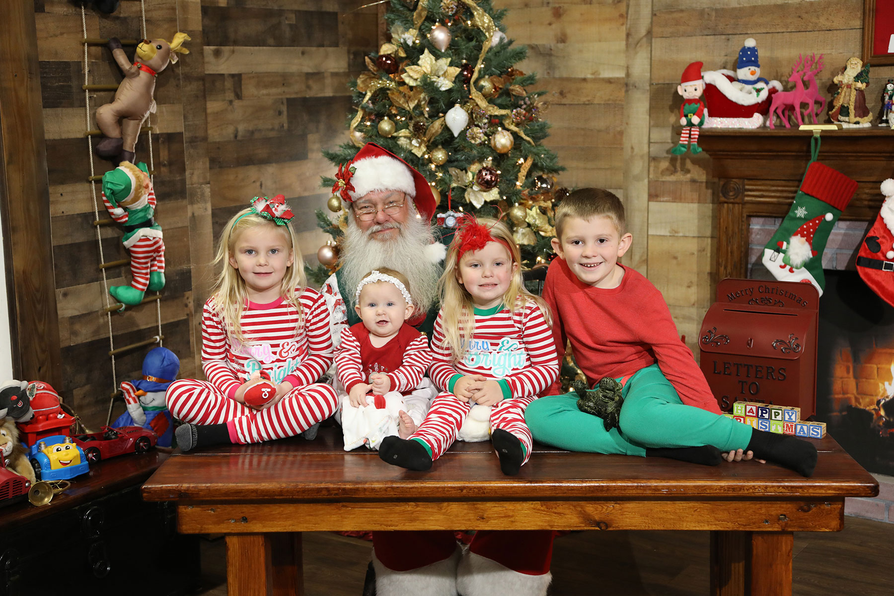 children posing with Santa during Kurt Nielsen Photography Santa's workshop Santa Experience Christmas minis