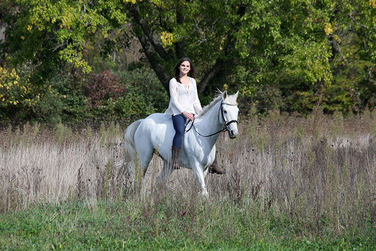 photographer that takes senior pictures with horses near toledo ohio