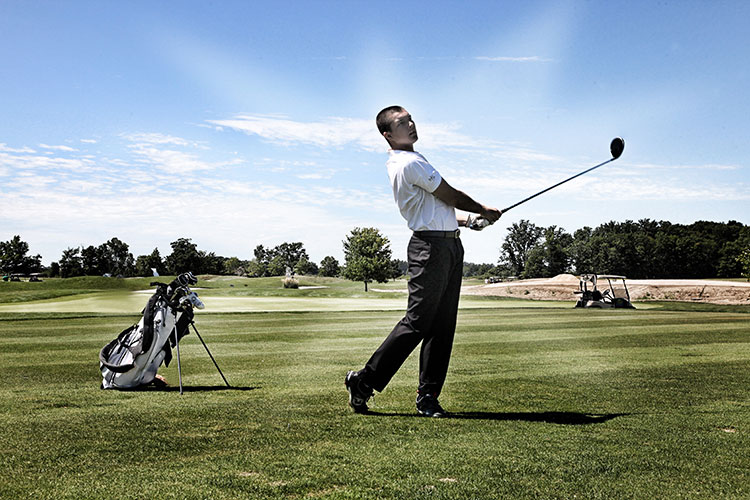 outside senior portraits for boys on the golf team